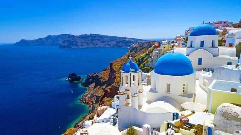 جزيرة سانتوريني الساحرة في اليونان... جزيرة الرومانسية في اليونان