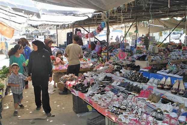 - سوق الجمعة في تبنين الجنوبية لبيع الملابس المستعملة بأبخس الأثمان ..