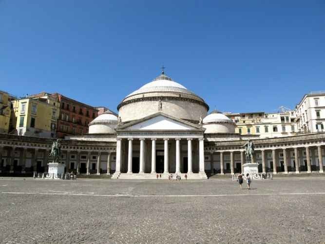 القصر الملكي في نابولي Royal Palace in Naples