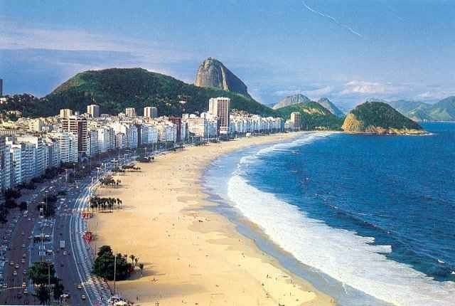 - قم بزيارة شاطئ كوباكابانا copacabana beach”" حيث افضل اماكن السياحة في ريو دى جانيرو..