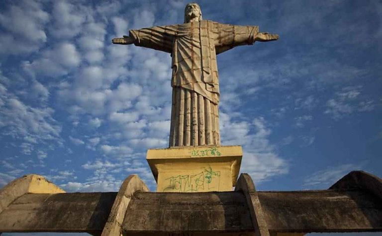 - تمثال "المسيح الفادى" Christ the Redeemer statue ..واحدا من افضل اماكن السياحة في ريو دى جانيرو..