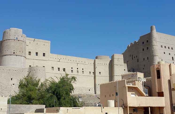 - قلعة "بهلاء"..واحدة من أفضل الاماكن السياحية في الجبل الأخضر فى عمان...