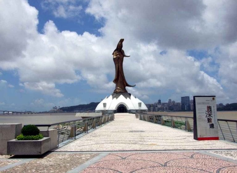 " تمثال غوان بينStatue of Guan Bin " .. افضل معالم السياحة في ماكاو ..