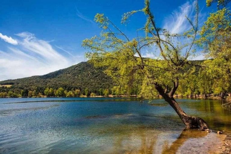 " بحيرة ضاية عوا Lake Dait Aoua " .. اجمل اماكن السياحة في افران ..