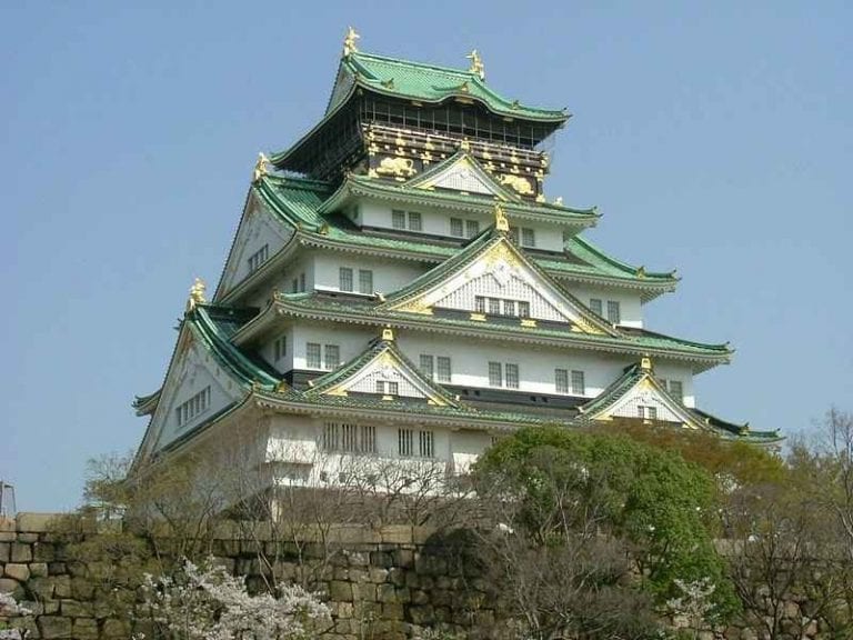 - لا يفوتك الذهاب إلى .."قلعة أوساكا"...واحدة من أبرز معالم السياحة في أوساكا...
