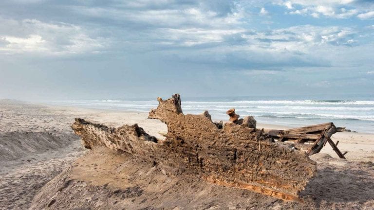 " شاطئ سكيلتون كوست The Skeleton Coast " .. افضل اماكن السياحة في ناميبيا ..