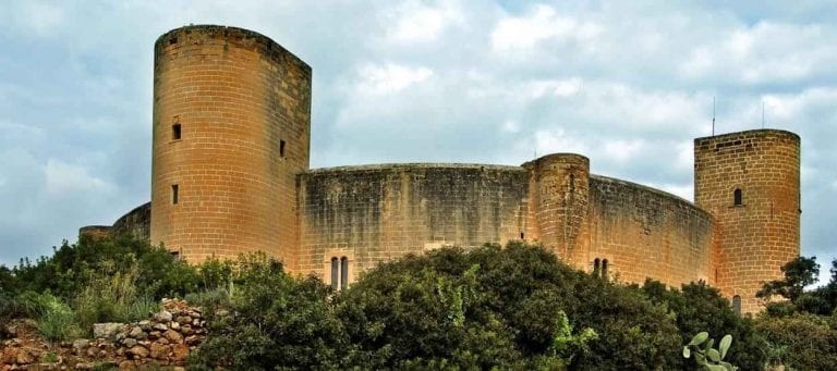 " قلعة بيليفر Bellevue Castle in Mallorca " .. اهم معالم السياحة في مايوركا ..