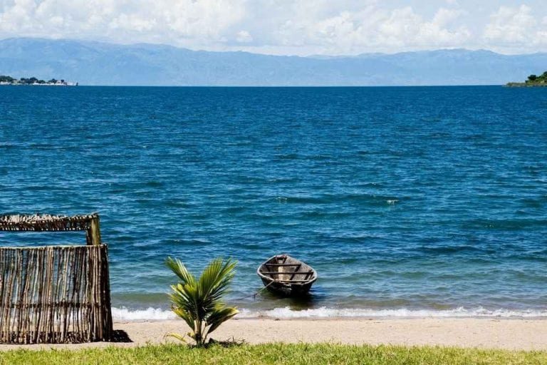 " بحيرة تانجانيكا Lake Tanganyika " .. افضل اماكن السياحة في زامبيا ..