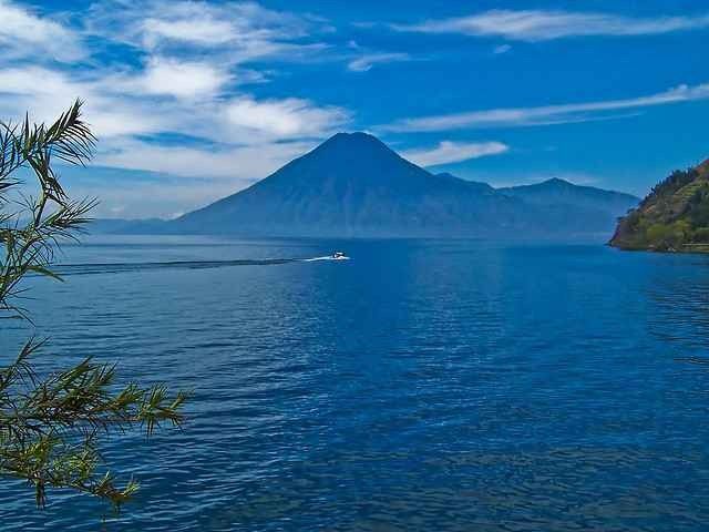 - بحيرة "اغو دي أتيتلان "..Lago de Atitlan ..حيث أجمل الاماكن السياحية في غواتيمالا..