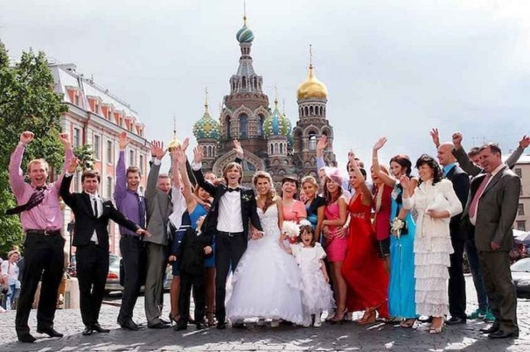 "إلتقاط الصور بالحدائق"..واحدة من أشهر عادات وتقاليد الزواج في روسيا ..