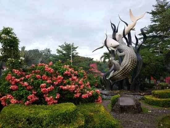 "نصب سوروبويو" "Suroboyo Monument"..واحدا من أهم الاماكن السياحية في سورابايا..