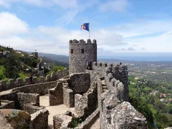 قلعة "المور"Castle of the Moors"..افضل معالم السياحة في سينترا البرتغال..