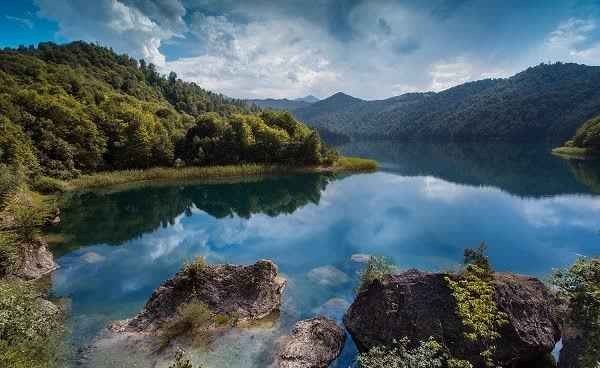 " بحيرة غويغول Lake Goygol " .. افضل اماكن السياحة في كنجة اذربيجان ..