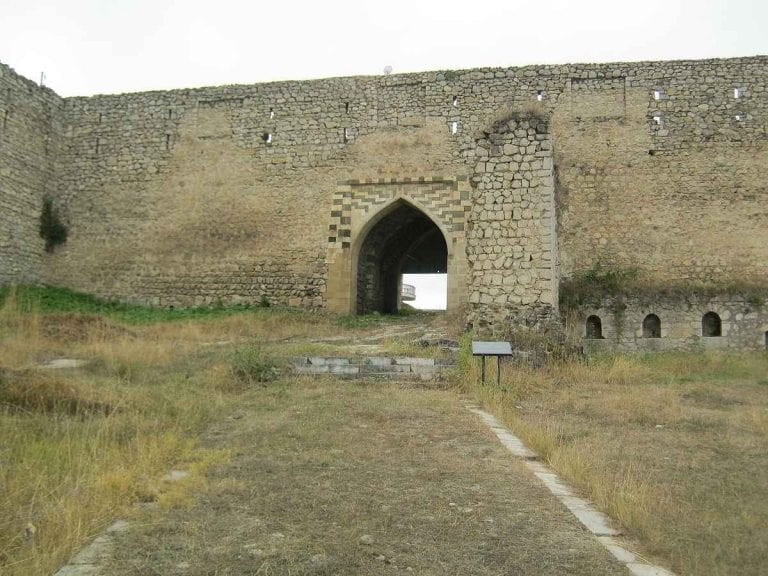 " بوابة كنجة Ganja gate " .. افضل معالم السياحة في كنجة اذربيجان ..