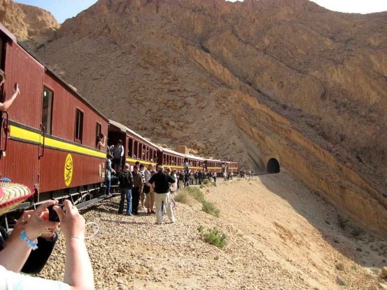 " القطار الأحمر القديم Red Train in Tozeur " .. اهم معالم السياحة في مدينة توزر ..