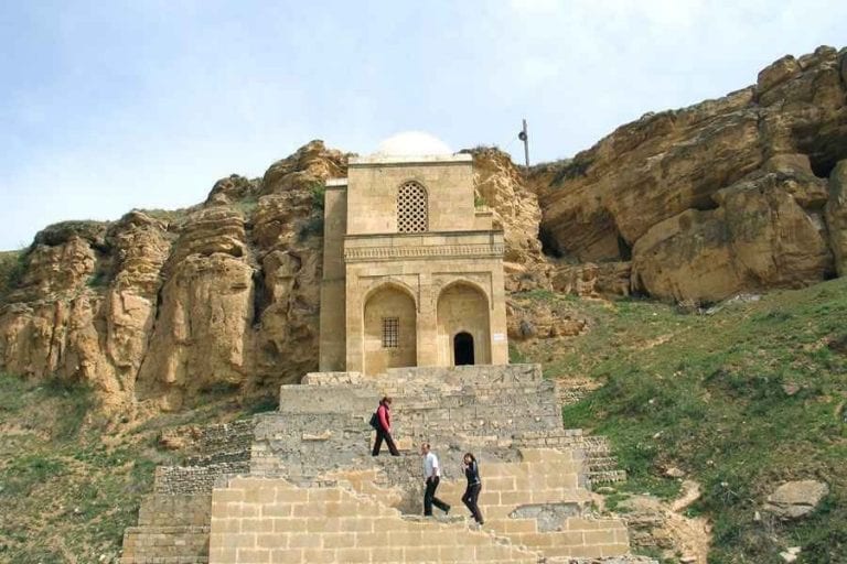 " ضريح ديرى بابا Diri-Baba Shamakhi " .. افضل اماكن السياحة في شاماخي أذربيجان ..