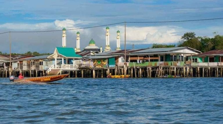 " القرية المائية كامبونج آير Water Village Kampong Ayer " .. افضل اماكن السياحة في بروناي ..
