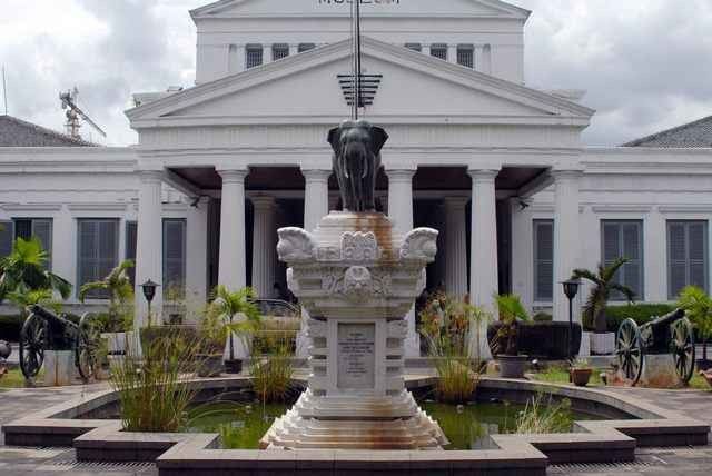 - اليوم الرابع " متحف إندونيسيا الوطنى - برج موناس جاكرتا " ..