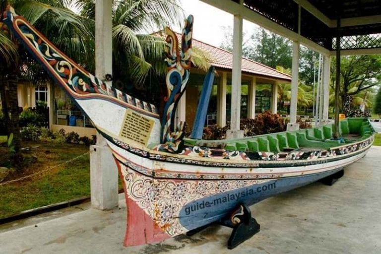 " متحف تانجونج بالاو tanjung balau fishermen museum " ..