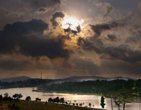 " بحيرة شوان هونغ Xuan Huong Lake " ..