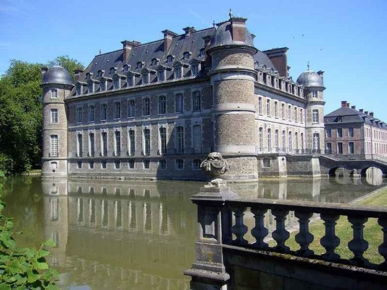 قلعة "بيلويل"..واحدة من افضل معالم السياحة في مونس البلجيكية..