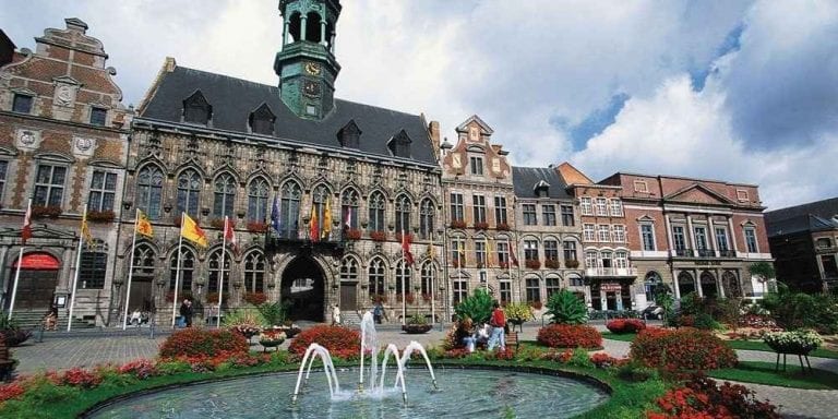 "قاعة المدينة"..واحدة من أهم معالم السياحة في مونس البلجيكية..