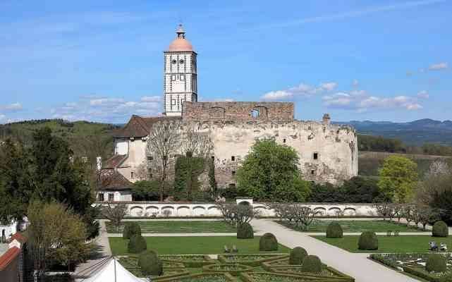 "قلعة شلوس"..أحد اجمل اماكن السياحة في ميلك النمسا...