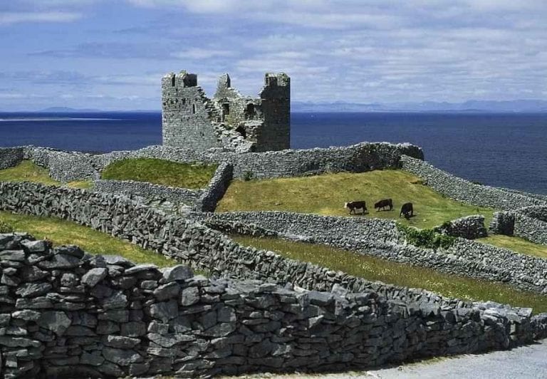 "قلعة أوبراين"..واحدة من أبرز الاماكن السياحية في جزر آران الأيرلندية..