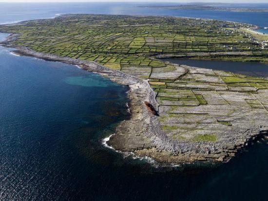 "جزيرة إينيس مور"..واحدة من أجمل معالم السياحة في جزر آران بأيرلندا..