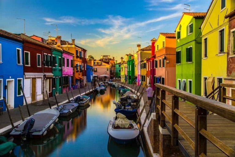 "المنازل الملونة".. اجمل اماكن السياحة في جزيرة بورانو الإيطالية..
