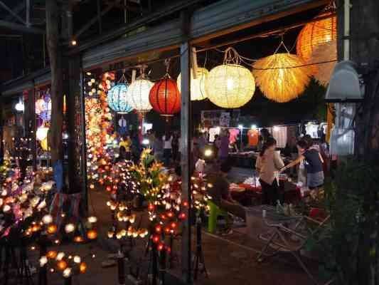زيارة السوق الليلي Night bazaarشنغماي - الأنشطة السياحية في شنغماي Chiang mai