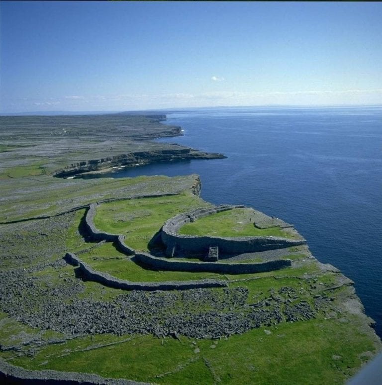 "جزيرة إينيس ماين"..أحد أفضل أماكن السياحة في جزر آران بأيرلندا...