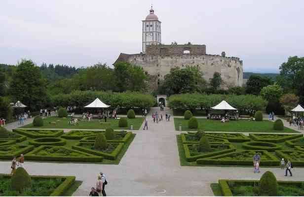 "قصر شالابورغ"..واحدا من أجمل أماكن السياحة في ميلك النمسا...
