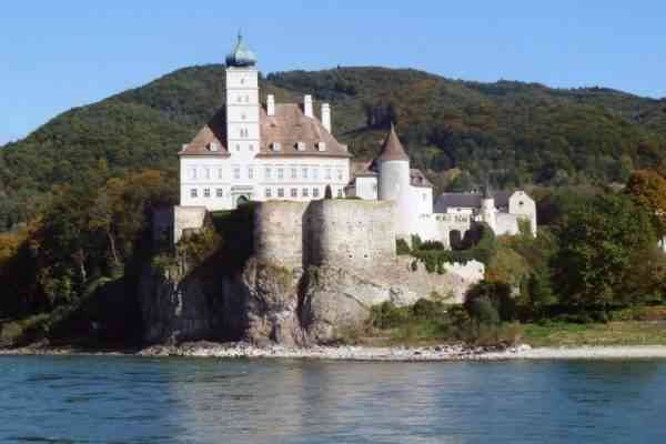 لا يفوتك الذهاب إلى "قلعة شونبوهيل"..عند السفر الى ميلك النمسا..