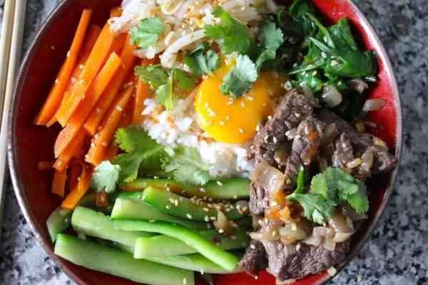  بيبيمباب الأرز المخلوط (Bibimbap) 