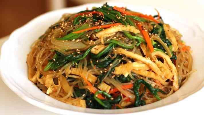 جابتشي النولدز المقلية مع الخضر واللحم (Japchae) 