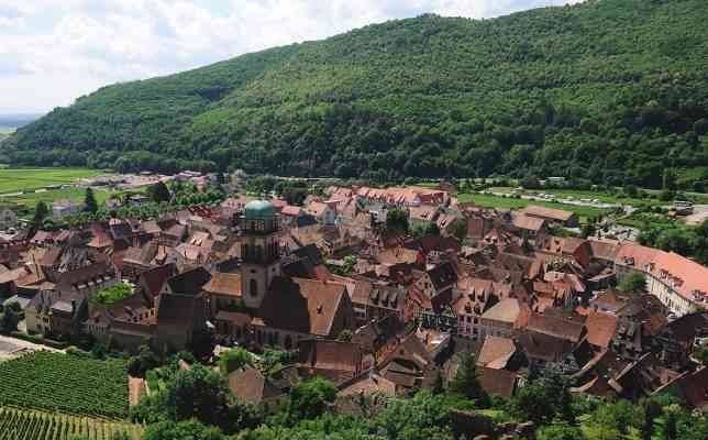 En ville à Kaysersberg - المناطق السياحية القريبة من ستراسبورغ Strasburg