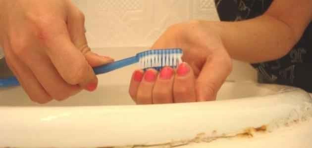 طريقة تنظيف الأظافر 