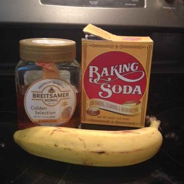 1- قناع الموز ، صودا الخبز ، والعسل