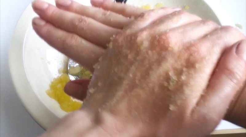 طريقة تنظيف اليدين من السواد