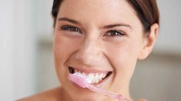 استخدام فرشاة الاسنان