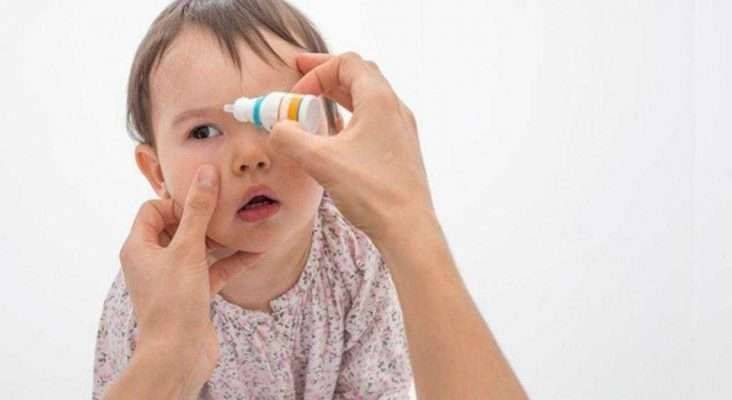 طرق علاج احمرار العين عند الأطفال