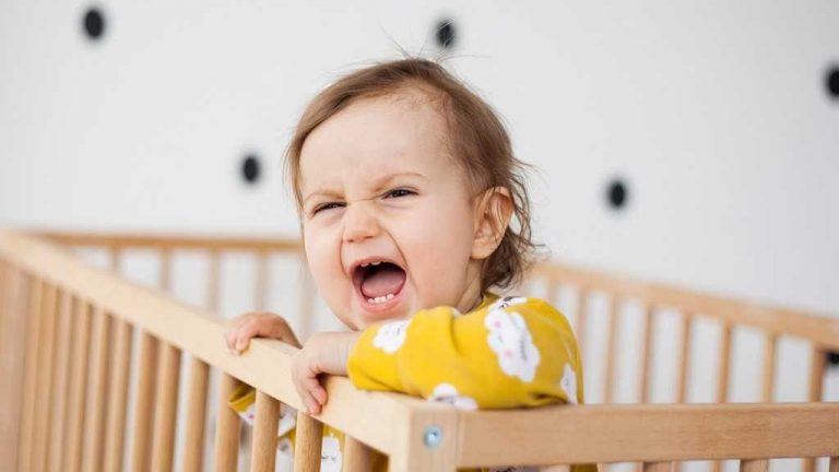 طريقة التعامل مع الطفل الذي يصرخ