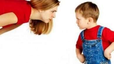 كيفية التعامل مع الطفل الذي يضرب امه