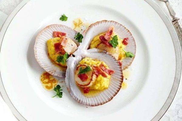 Scallops with sweet corn puree, prosciutto and lemon butter
