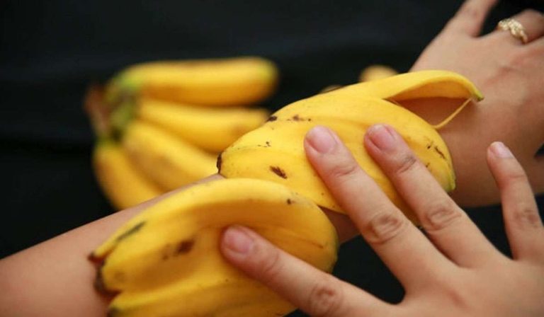 فوائد قشر الموز لليدين