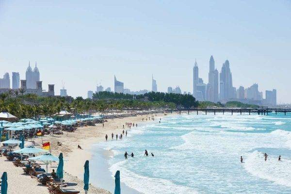 شاطئ جميرا - السياحة في دبي في شهر أغسطس