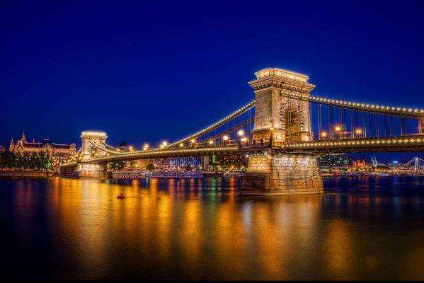 المشي عبر جسر السلسلة Chain Bridge ..