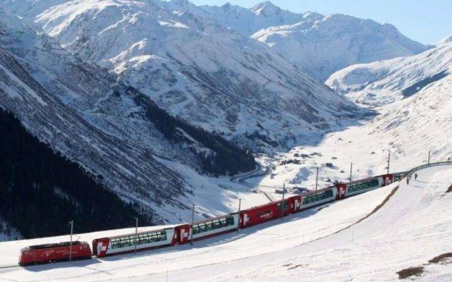 Oberalp Pass عبر Glacier Express