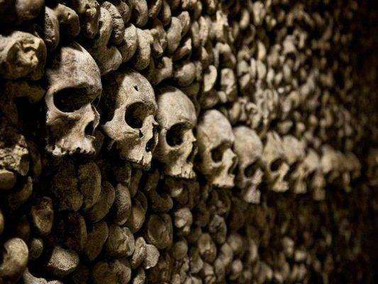 زيارة سراديب الموتى فى باريس Catacombs of Paris ..